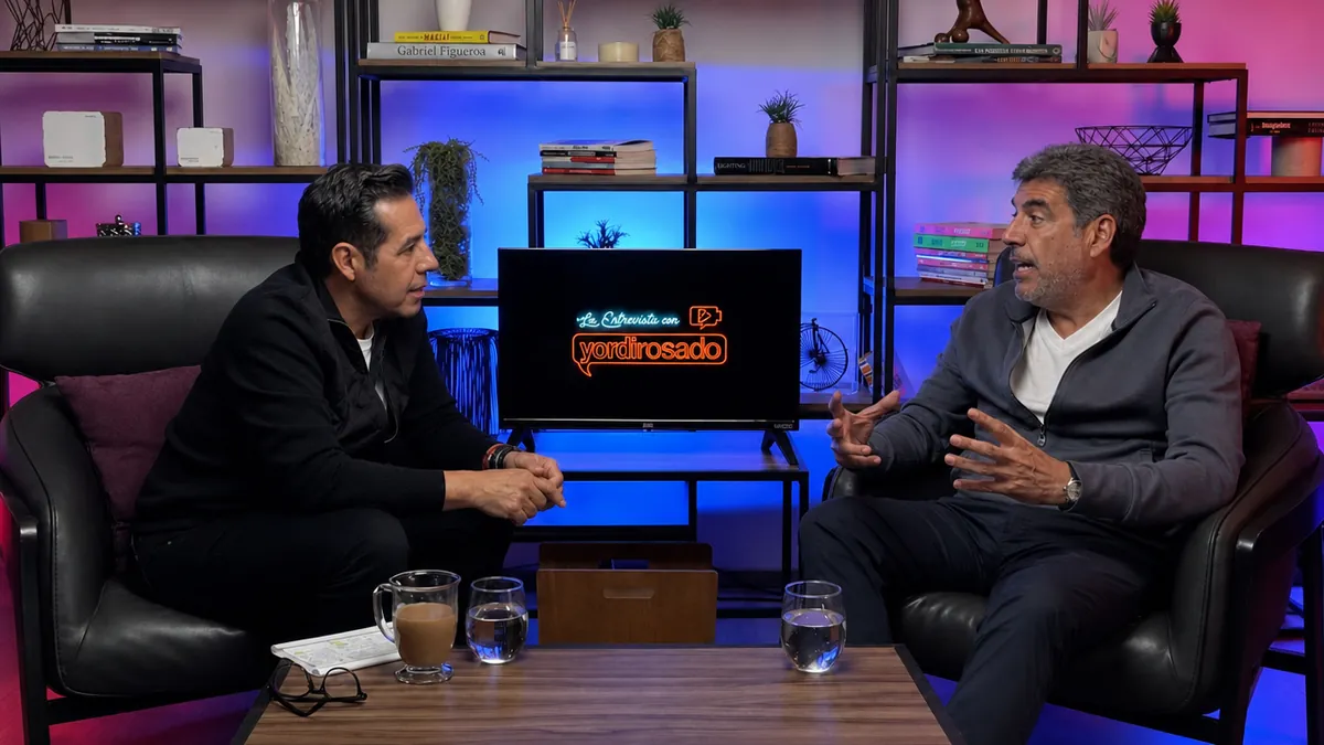 Arturo Elías Ayub y Yordi Rosado en el estudio de La Entrevista con Yordi Rosado, con el logo del programa entre ambos sillones.