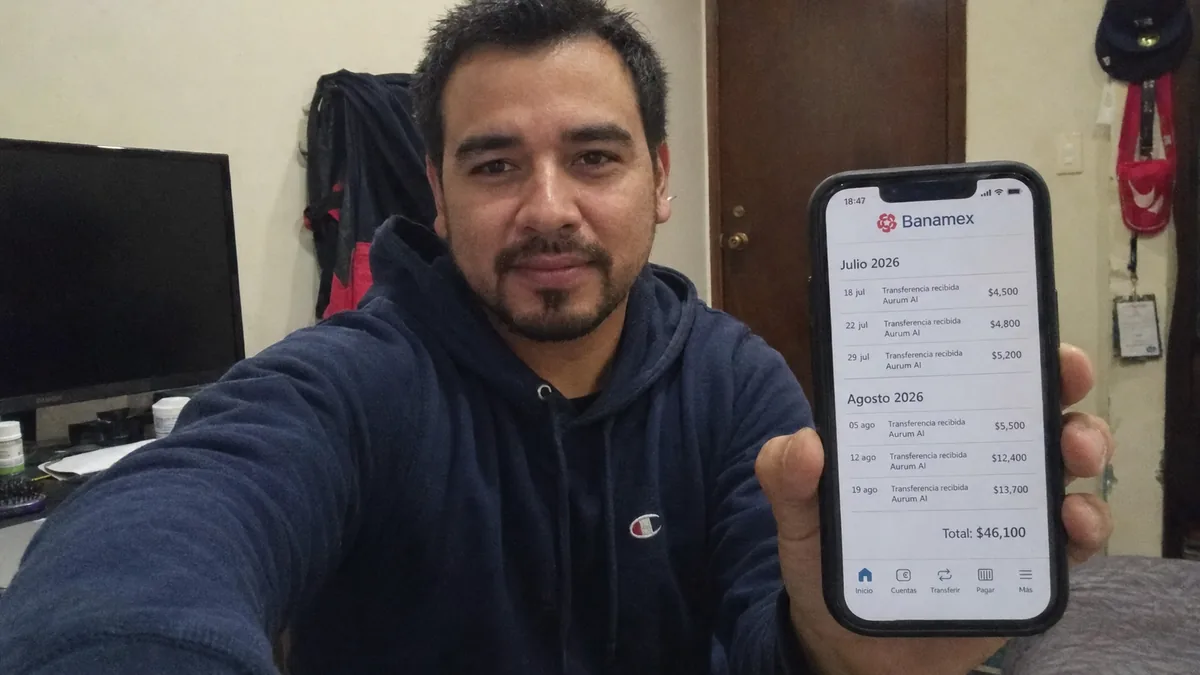 Diego Castillo muestra la app de su banco con las transferencias recibidas de Aurum AI